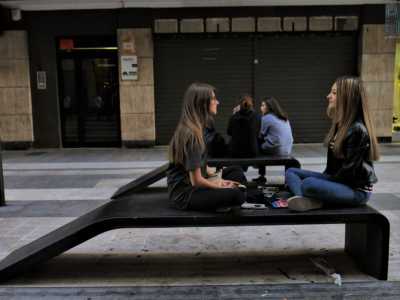 ...ma sono poco comodi: di fatto non � possibile appoggiarci la schiena. Nel salotto della musica richiamano i tasti di un pianoforte...